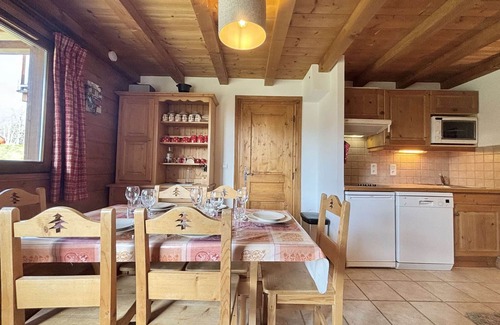 Le Cornix Apartment | 3* Apartment for 5 in Quiet Area, Near Slopes – South Facing with Private Parking