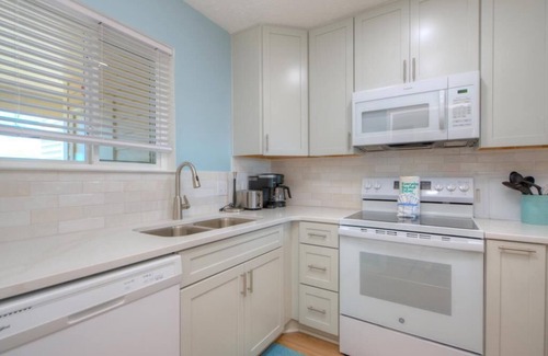 Caswell Beach Condo | 3 BA/2 BA Caswell Beach Oceanfront Condo w/Pool-Sleeps 6