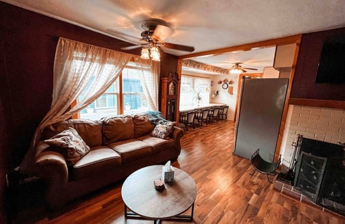 West Newton House | 3 bd/10 min to dwtwn/Washer-Dryer