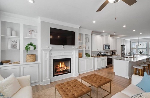 Northwest House | 3 Bd 3.5 Ba Luxe Retreat - Steps to Beach
