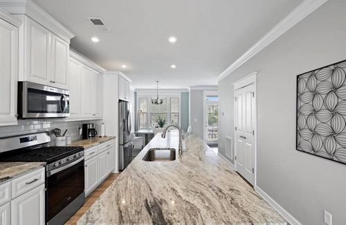 Northwest House | 3 Bd 3.5 Ba Luxe Retreat - Steps to Beach