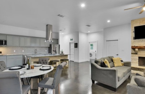 Cottonwood Shores House | 3 Bd-3BATH-Parking 4 cars + -Sleeps 10 - Horseshoe Bay -Marble Falls- Game Room!