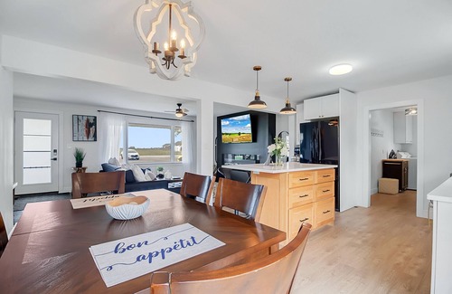 Pointe aux Roches House | 3 bdr cottage w/pool & hot tub-close to marina & golf course