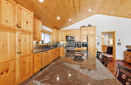 Tahoma House | 3 BDR Hidden Gem Minutes from Lake Tahoe Beaches and Ski Resorts!