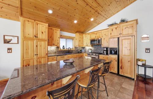 Tahoma House | 3 BDR Hidden Gem Minutes from Lake Tahoe Beaches and Ski Resorts!