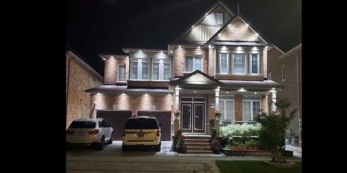 Brampton Apartment | 3 bdrm 3 full bath Brampton Toronto, Sleeps 16