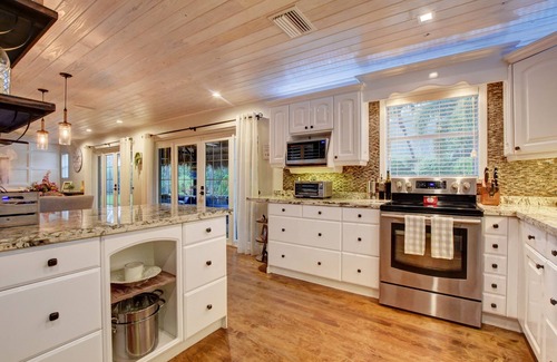 Boynton Beach House | 3 Bdrm Delray Beach Oasis! Heated pool, Hot tub, Pets OK. Close to Beach.