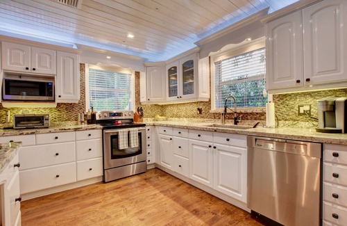 Boynton Beach House | 3 Bdrm Delray Beach Oasis! Heated pool, Hot tub, Pets OK. Close to Beach.
