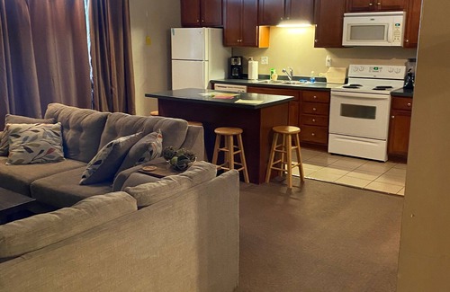 Sandusky Condo | 3 bdrm fantastic condo. 5 min to CP. Pool. Booking now for summer 2024