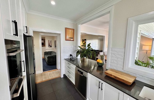 Hendra House | 3 Bdrm Queenslander Outdoor Dining Pool & Parking