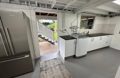 Hendra House | 3 Bdrm Queenslander Outdoor Dining Pool & Parking