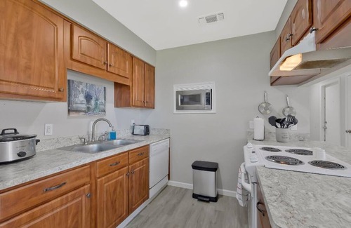Keller House | 3 Bdrm-Walk to all!