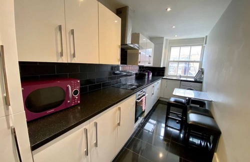 City of Westminster Apartment | 3 Bed/2.5 Bath Flat, Sky TV, Air Con