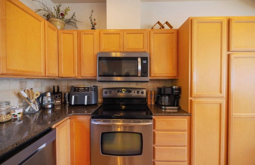 Juneau House | 3 Bed 2.5 Bath + King Bed by Trails + UAS
