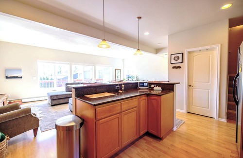 Juneau House | 3 Bed 2.5 Bath + King Bed by Trails + UAS