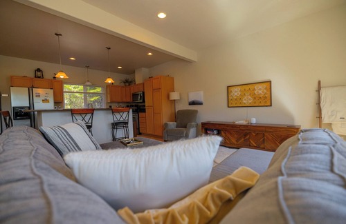 Juneau House | 3 Bed 2.5 Bath + King Bed by Trails + UAS