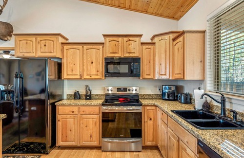Lakeside Cabin | 3 bed 2 bath cabin in Pinetop-Lakeside: WiFi, Fenced yard, AC, Wood Pellet Stove