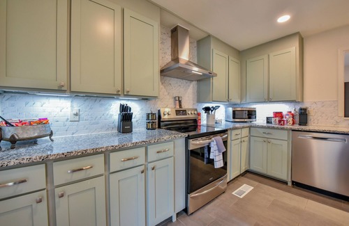 Tuscaloosa House | 3-bed, 3-bath home - 2 miles from Bryant Denny Stadium. Perfect for football!