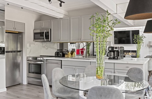 Aspen Condo | 3 Bed/3 Bath In Town Aspen Luxury King & 2 Queen Bed W/D AC Parking Balcony Wifi