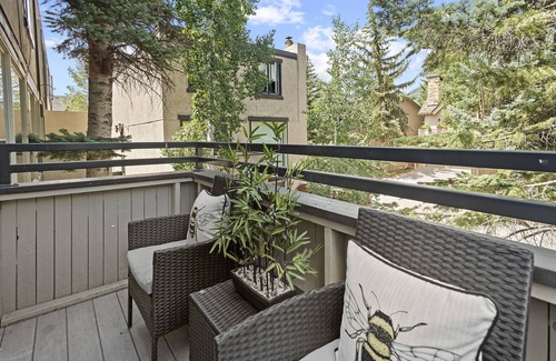 Aspen Condo | 3 Bed/3 Bath In Town Aspen Luxury King & 2 Queen Bed W/D AC Parking Balcony Wifi