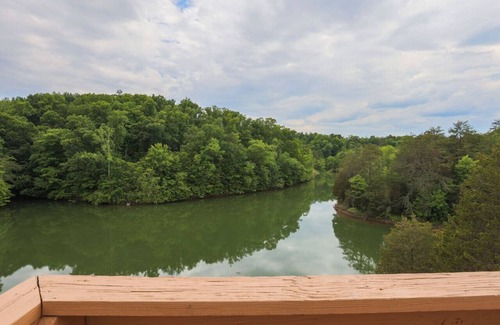 Sevierville Apartment | 3 bed, 3 bath Lakeside Retreat