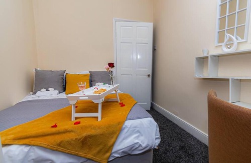 Westoe Apartment | 3 Bed Apartment with Free WiFi and Netflix