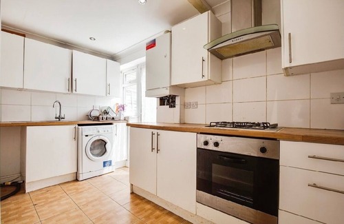 London Borough of Ealing House | 3-Bed Apt-15 Mins to Heathrow-Pet-Friendly-Parking