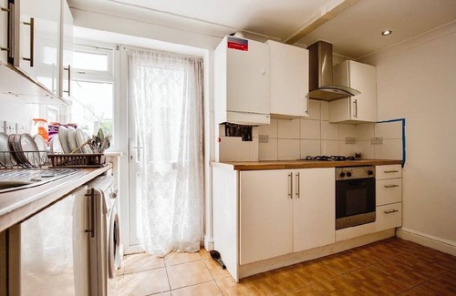 London Borough of Ealing House | 3-Bed Apt-15 Mins to Heathrow-Pet-Friendly-Parking