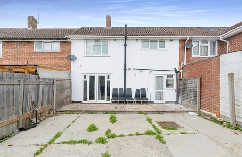 London Borough of Ealing House | 3-Bed Apt-15 Mins to Heathrow-Pet-Friendly-Parking