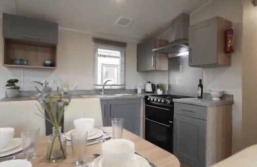 Colchester Ski Chalet | 3 Bed Caravan - Sleeps 6 - Parking - Wifi