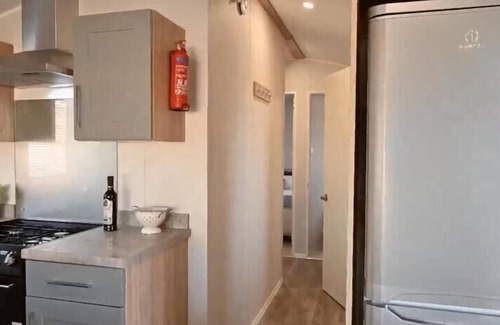 Colchester Ski Chalet | 3 Bed Caravan - Sleeps 6 - Parking - Wifi