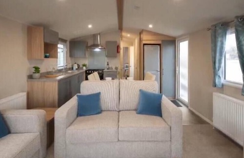Colchester Ski Chalet | 3 Bed Caravan - Sleeps 6 - Parking - Wifi
