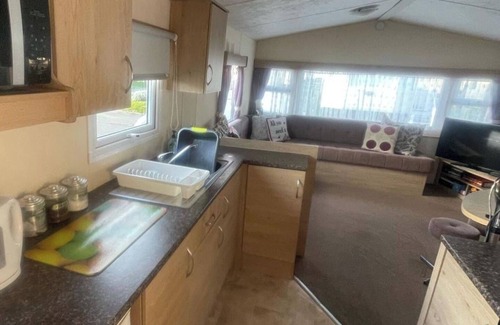 Rhyl Ski Chalet | 3 Bed Caravan - Sleeps 8 - Pets - Parking - Wifi