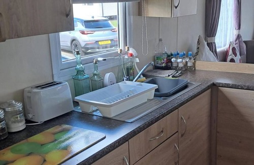 Rhyl Ski Chalet | 3 Bed Caravan - Sleeps 8 - Pets - Parking - Wifi
