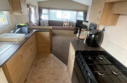 Rhyl Ski Chalet | 3 Bed Caravan - Sleeps 8 - Pets - Parking - Wifi