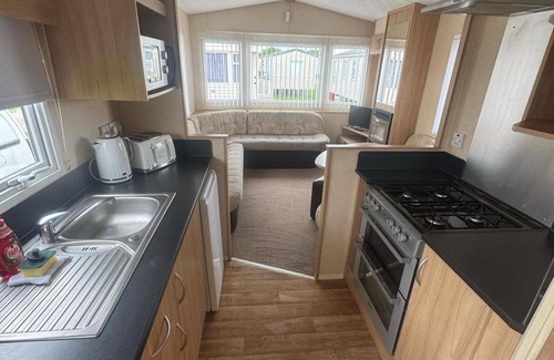 Towyn Ski Chalet | 3 Bed Caravan - Sleeps 8 - Pets - Parking