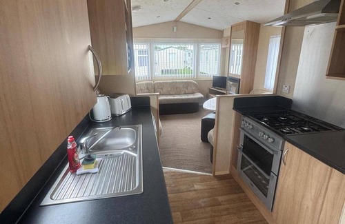 Towyn Ski Chalet | 3 Bed Caravan - Sleeps 8 - Pets - Parking