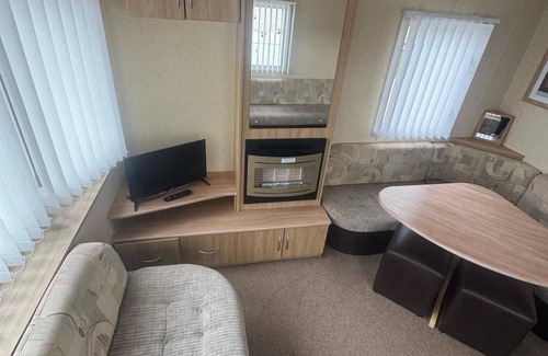 Towyn Ski Chalet | 3 Bed Caravan - Sleeps 8 - Pets - Parking