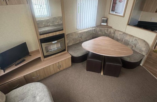 Towyn Ski Chalet | 3 Bed Caravan - Sleeps 8 - Pets - Parking