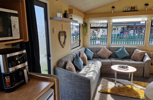 Chapel Saint Leonards Ski Chalet | 3-Bed Caravan - Sleeps 8 - Pool Onsite - PetsOK