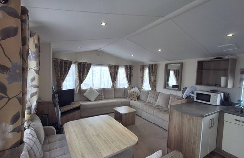 Chapel Saint Leonards Ski Chalet | 3-Bed Caravan - Sleeps 8 - Pool