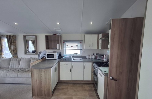 Chapel Saint Leonards Ski Chalet | 3-Bed Caravan - Sleeps 8 - Pool