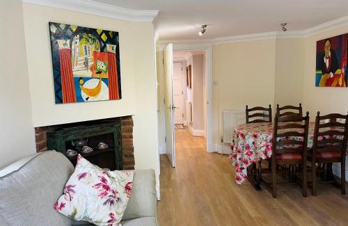 New Forest District House | 3-bed cottage in Sway, New Forest (5 min walk from Sway Train Station)