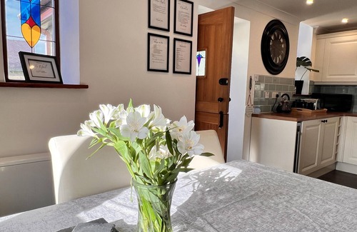 Llanddona House | 3 Bed Cottage - Sleeps 5 - Pets - Parking - Garden