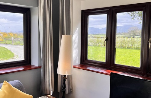 Llanddona House | 3 Bed Cottage - Sleeps 5 - Pets - Parking - Garden