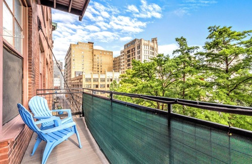 Downtown West Apartment | 3 Bed DWTN Loft-Theater Seating & 100" Projector-W/D