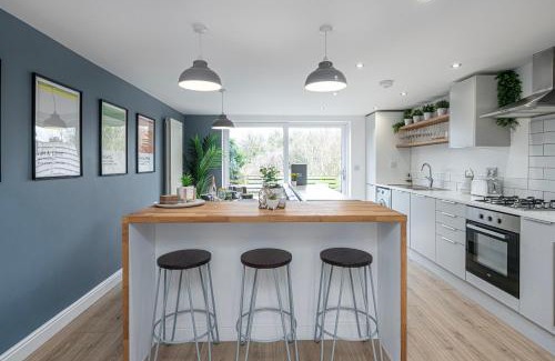 Llanfaelog House | 3 BED-EN-SUITE-PRIVATE-PARKING- Near RHOSNEIGR