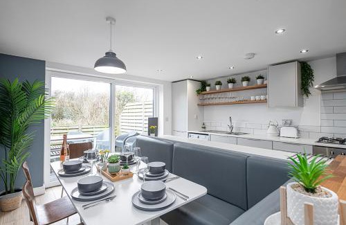 Llanfaelog House | 3 BED-EN-SUITE-PRIVATE-PARKING- Near RHOSNEIGR