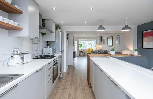 Llanfaelog House | 3 BED-EN-SUITE-PRIVATE-PARKING- Near RHOSNEIGR