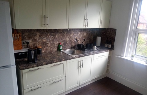 Westbourne Apartment | 3 Bed First Floor Flat Own Entrance Offroad Parking High Speed WiFi nNear Beach.